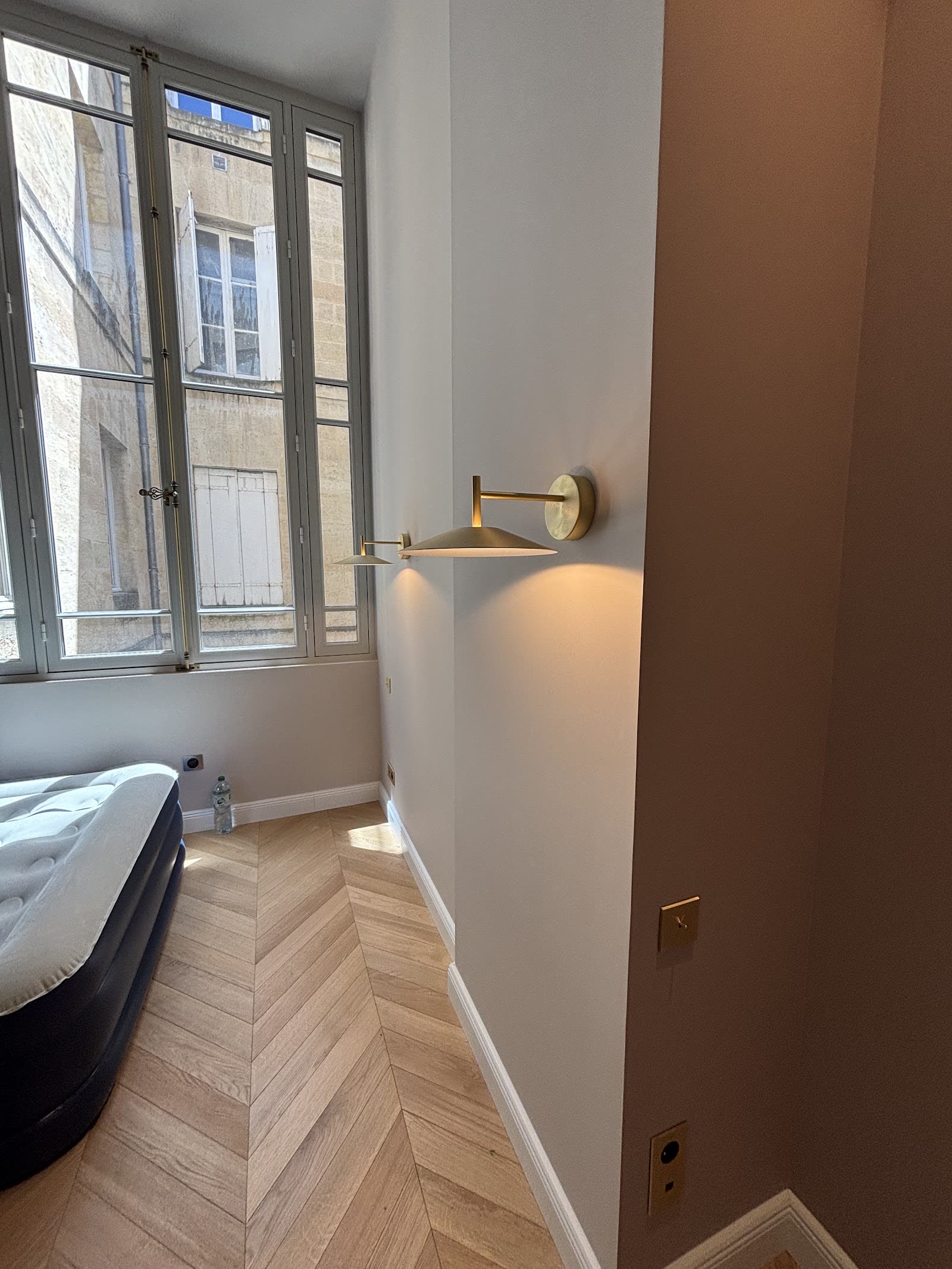 Applique murale installée près d’une fenêtre dans une chambre