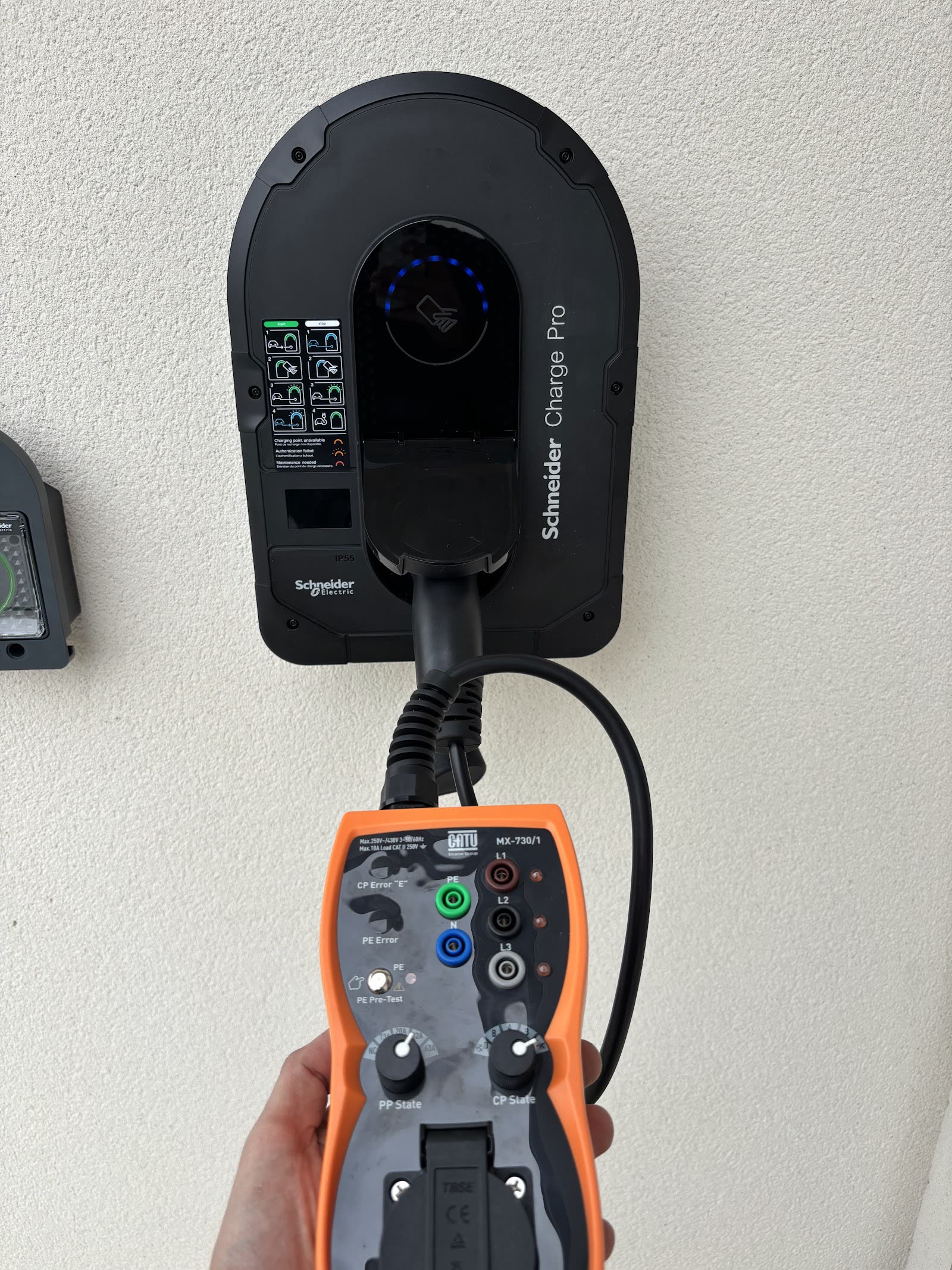 Contrôle électrique d’une borne de recharge murale à l’aide d’un appareil de mesure