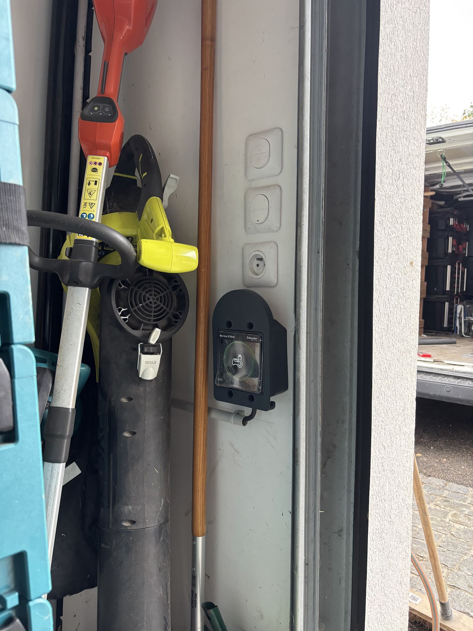 Équipement de mesure et matériel électrique préparés pour une intervention