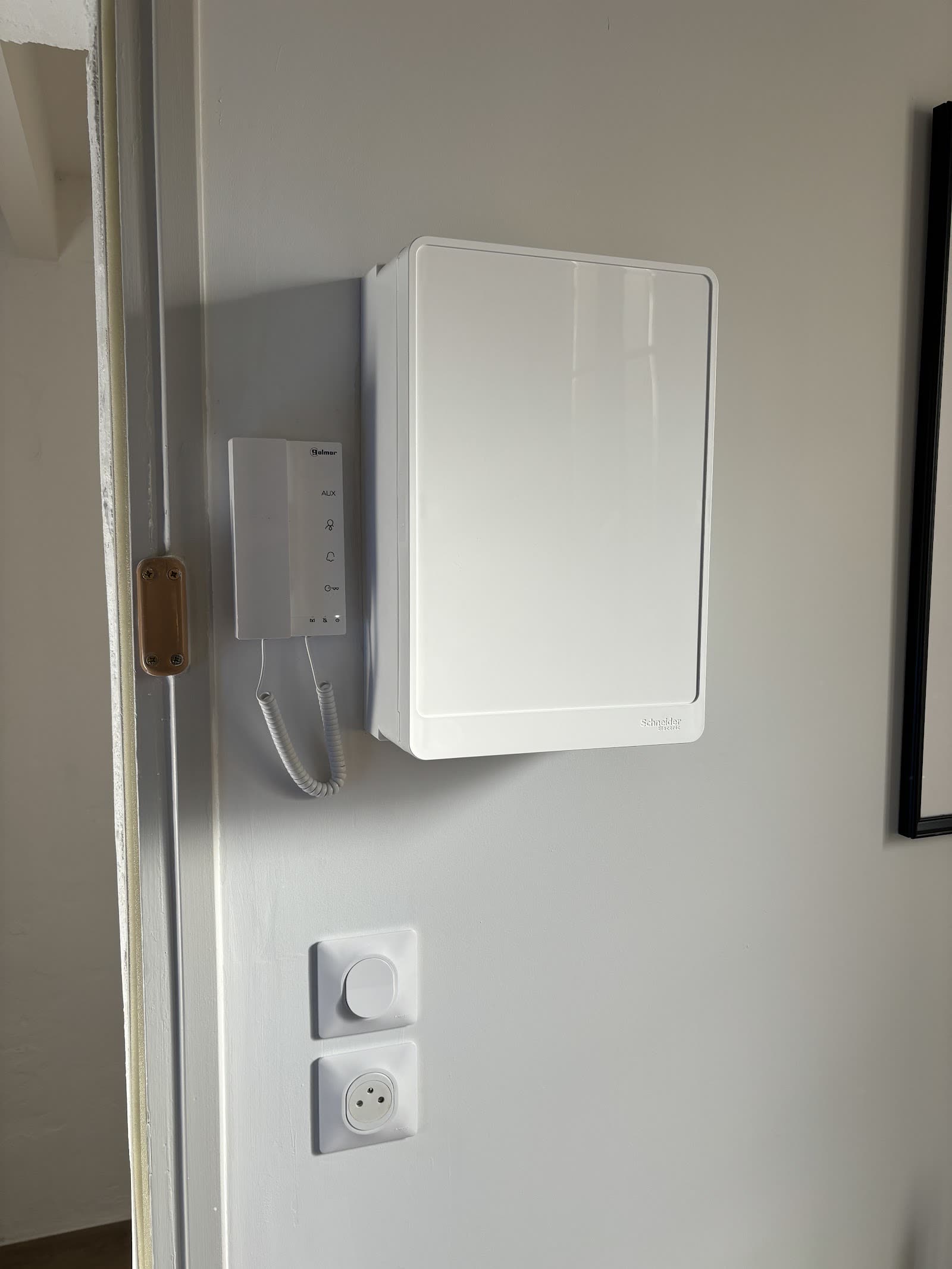 Tableau électrique et appareillage installés sur un mur intérieur